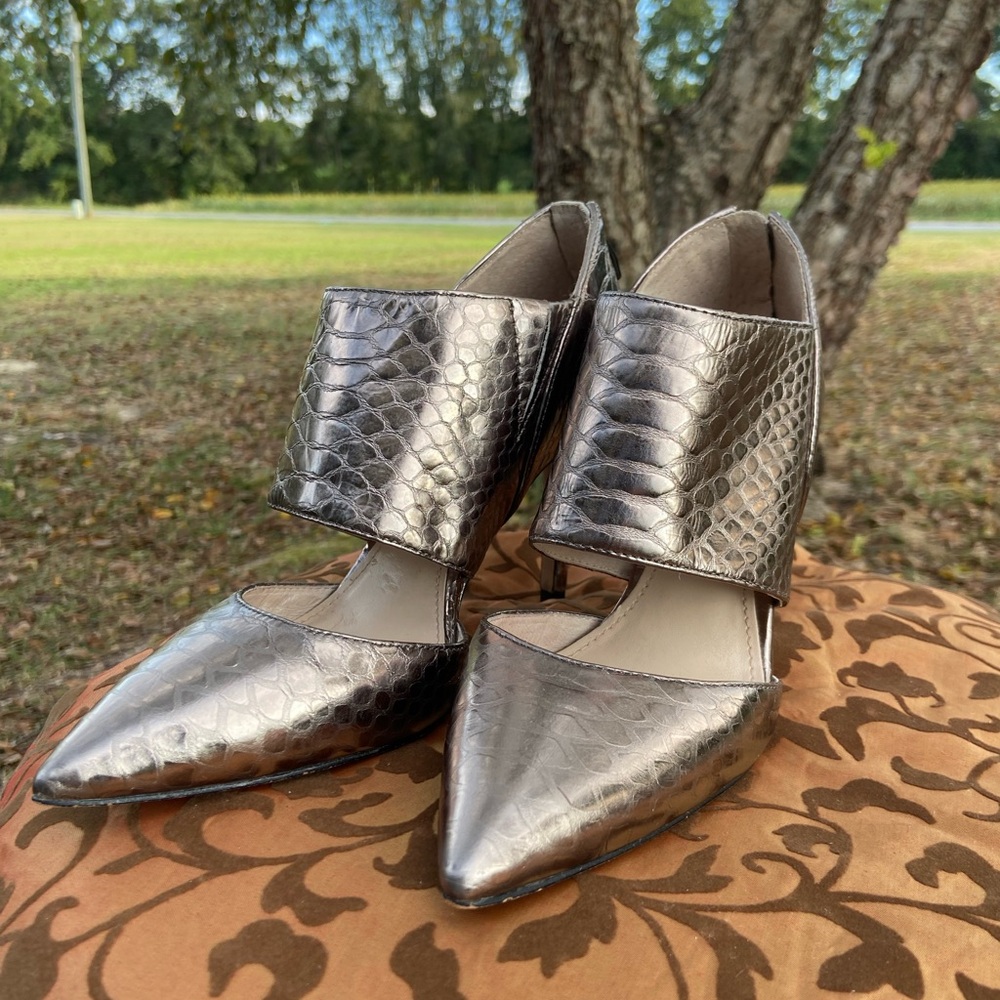 Vince Camuto Women’s Snake-Embossed Pewter Colored Leather Heels, Size 6.5 EUC